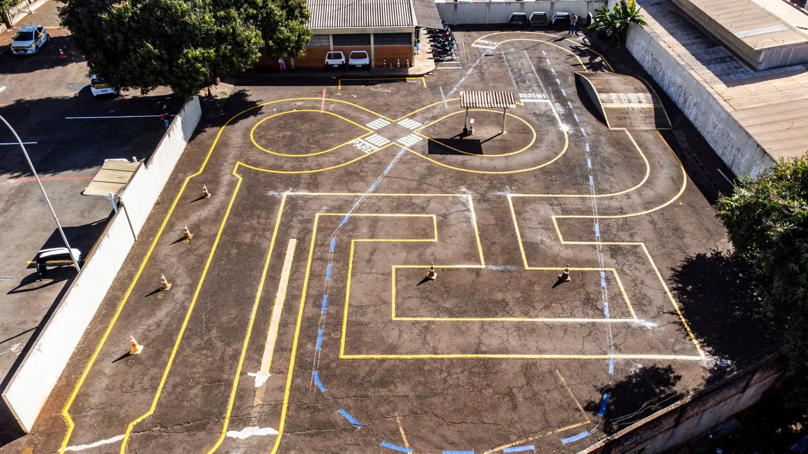 Vista aérea de uma pista de exame de direção em Londrina, com as faixas da baliza pintadas no asfalto